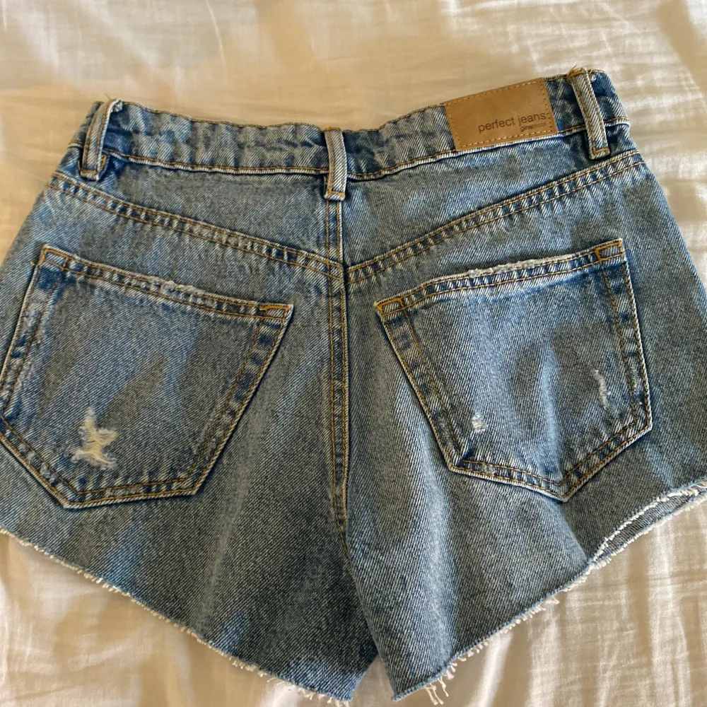 Säljer dessa medelhöga shorts pga att dem är för små! 💛 Aldrig använda och med lappen kvar.. Shorts.