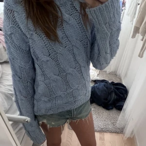 Stickad tröja - En jätte fin och gosig blå stickad tröja! 💗