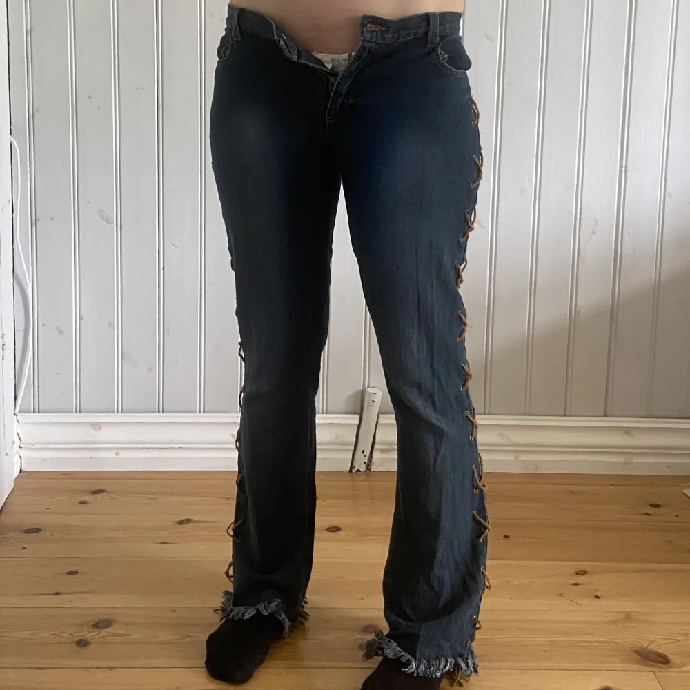 Jeans med en mer straight fit! Så najs snörning och är för små för mig i midjan som har 88cm midjemått. Jeans & Byxor.