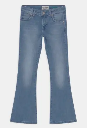 Säljer dessa så sjukt snygga jeans från cars!💗nypris 400! Säljer för 250🤍superbra skick