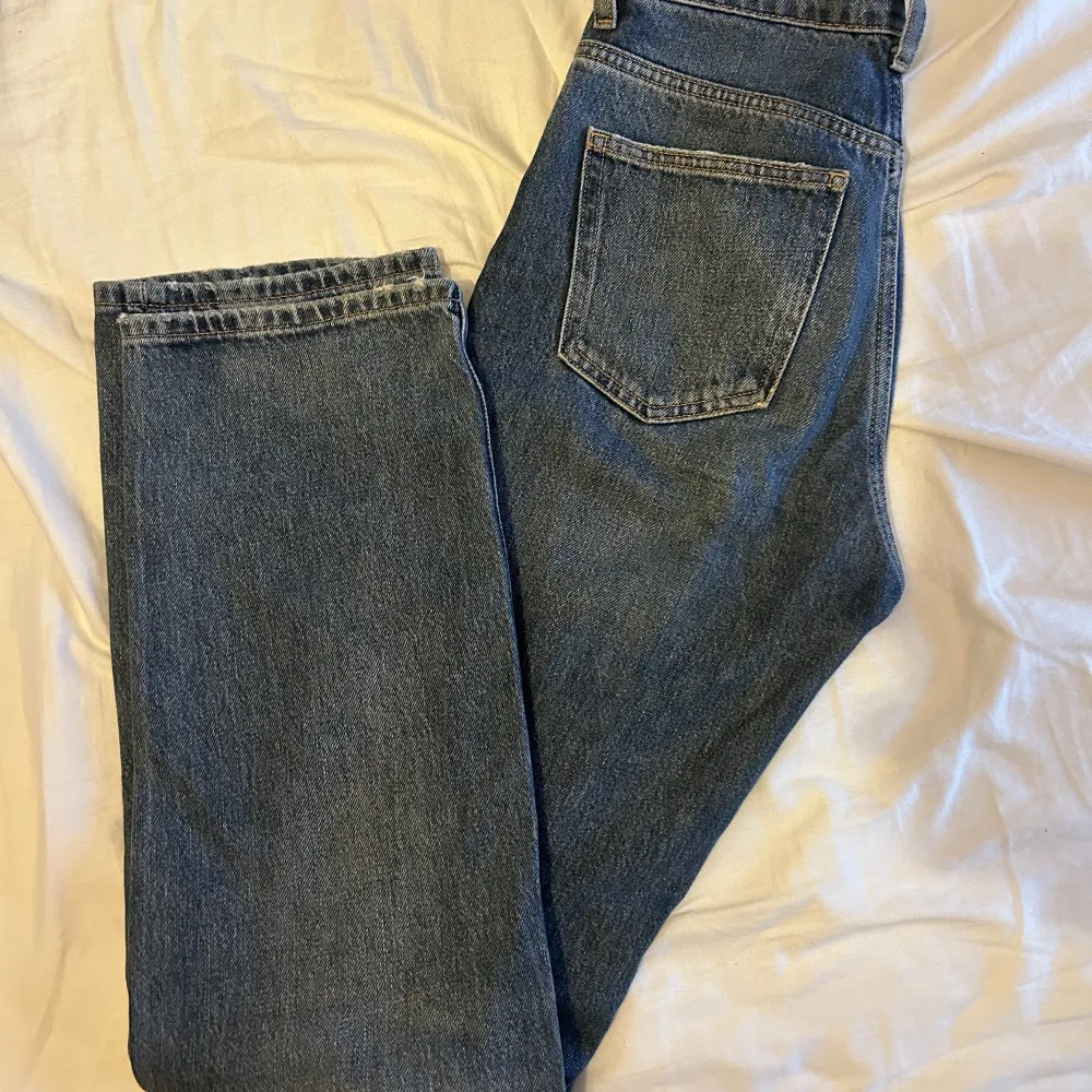 Jättefina jeans med medelhög midja och rak modell som tyvärr blivit för små. Jeans & Byxor.