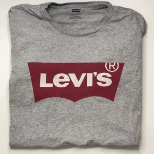 Säljer denna oanvända Levis tröjan, tröjan är i storlek s men skulle säga att den passar m också 💕 skriv till mig innan du trycker på ”köp nu”