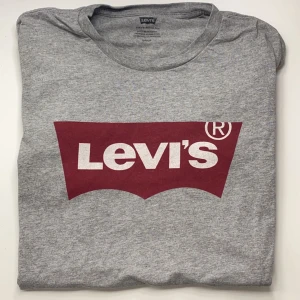 Levis t-shirt - Säljer denna oanvända Levis tröjan, tröjan är i storlek s men skulle säga att den passar m också 💕 skriv till mig innan du trycker på ”köp nu”