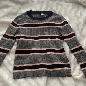 Tröja  - Tröja från H&M. Storlek M, passar även S. Använd några få gånger men är i bra skick. 