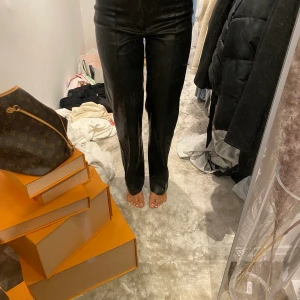 Skinnbyxor  - Skinnbyxor från zara som aldrig kommer till användning längte