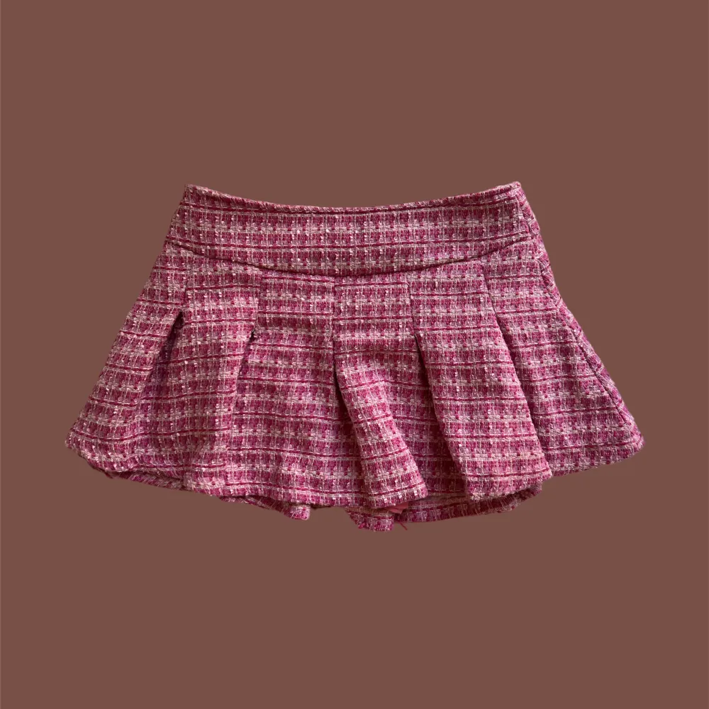 Super fin rosa mini kjol i storlek medium. Användt fåtal gånger. Inga slitningar eller defekter. Prislappen kvar💕 öppen för prisförslag! Väldigt bra material . Kjolar.