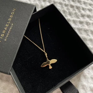 Emma Israelsson halsband - MINI DOVE NECKLACE GOLD - 40 CM. Endast använd en gång och i mycket bra skick!🤍