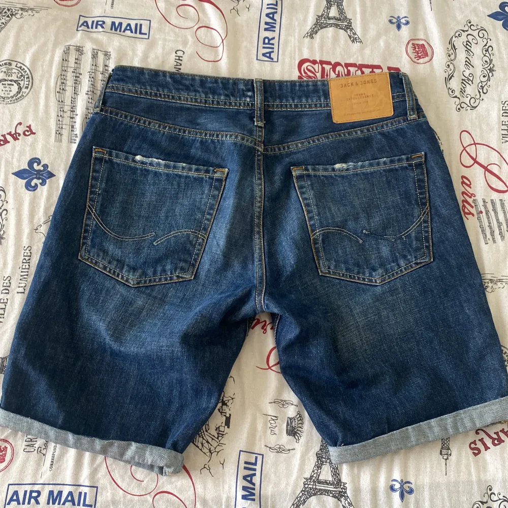 Bra jeans shorts passar perfekt för sommaren!! Nästan ny ..använts 4 gånger typ säljes pga den passar inte längre!. Jeans & Byxor.