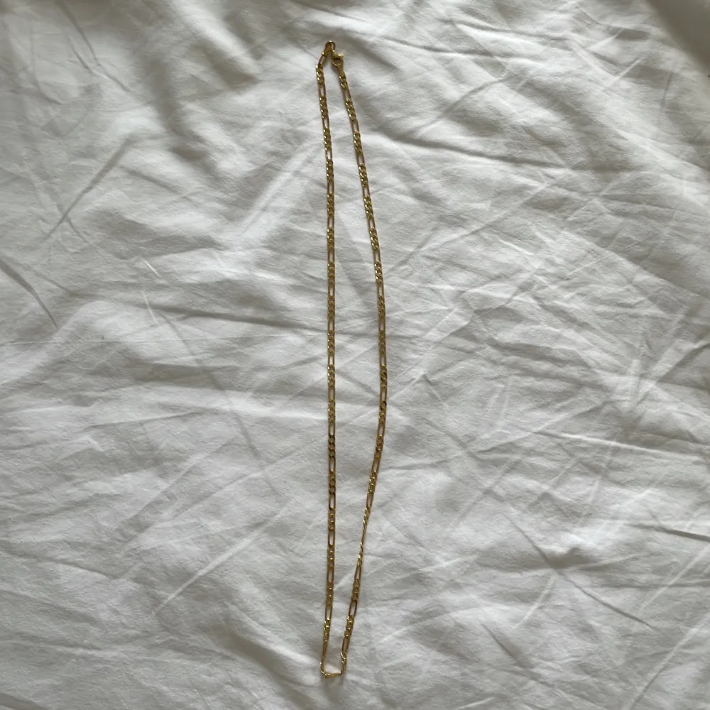 Långt figaro halsband i mycket fint skick.  Material: guldplätterat silver. Accessoarer.