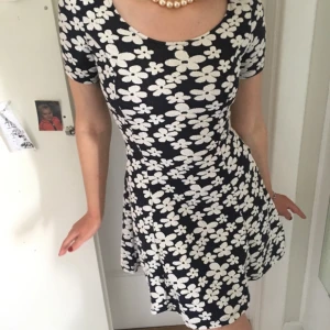 Blommig klänning  - Supersöt blommig klänning från h&m i storlek 34. Så himla fin nu till sommaren ❤️❤️ jättebra skick 💝💝