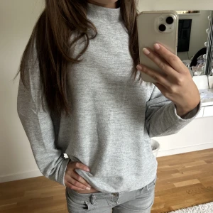 Grå tunn stickad tröja - Jättefin