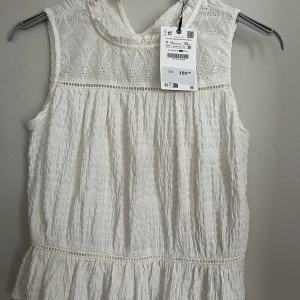 Blus - Blus från zara, aldrig använd och lappen kvar! Den är i storlek 11-12 men passar mig som har xs/s❤️Krämvit!!