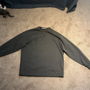 Acne sweat - Hej! Säljer denna acne sweatshirt då den inte används längre! Använd fåtals gånger Nypris: 2700