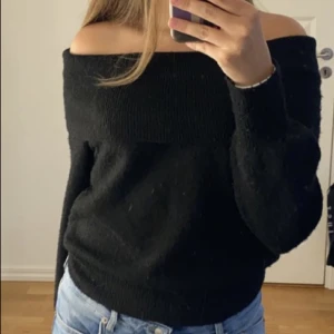 stickad offshoulder tröja💕💕 - tröjan är liten i storleken så mer som en S💕använd några gånger, den är lite nopprig och speciellt vid ärmarna men inget man tänker på. tvättas innan köp💕skriv privat för bilder på kvaliteten💕köpte för 300