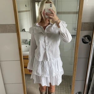 Sett - Sett med Volangkjol o blus. Tryck på köp nu för att köpa