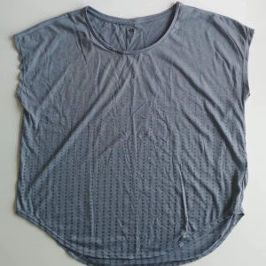 Tränings topp - Tränings topp från H&M. Storlek M. Knappt använd