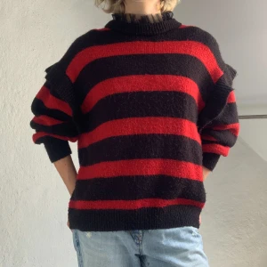 Stickad zara tröja - Så fin tröja från zara med avtagbar tyllkrage! Passar både till kalla sommarkvällar och vinter ❤️✨