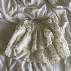 Zara slutsåld kjol - Säljer denna ursnygga slutsålda kjolen från Zara! Buda gärna <3