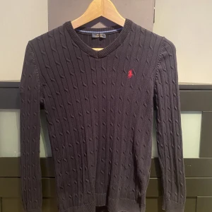 Polo Ralph Lauren Sweatshirt - Säljer nu min sweatshirt ifrån Polo Ralph Lauren då den inte passar mig längre. Den är även knappt använd. Det finns även ett hål uppe på axeln (Se bild!) men det är inget man tänker på.