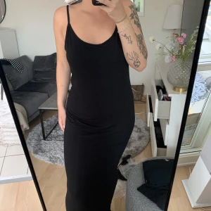 Skimsliknande klänning  - Svart lång klänning, från shein i storlek L✨ säljer den då jag hade velat ha den lite mindre. Perfekt nu till sommaren🌸 Köpt för ca 250kr Använd ca 1-3 gånger 