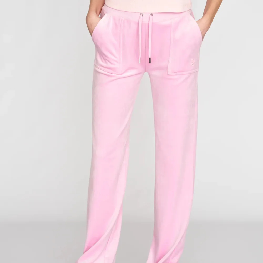 Ljus rosa juicy byxor🩷Inte så använda och är fortfarande lika mjuka som när de köptes, De har inte krympt eller förstoras i tvätten utan stämmer in på storlek XS men kan även passa S🫶🏻Köpta förra året . Jeans & Byxor.