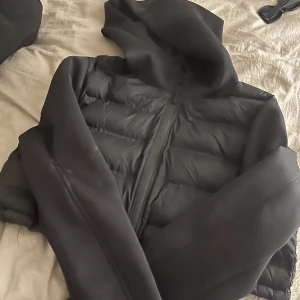 Jacka  - Hej jag säljer en jacka som är som en dunjacka vid magen och de sen luvan och armarna är ett annat material, den är kortare i modellen och har även att man kan skjustera om man vill,den är i storlek xl men skulle nog mer säga som m