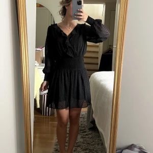 Zara klänning  - Så snygg zara klänning❤️ så smidig då den har shorts under, även knappar där fram så man själv kan bestämma hur urringat man vill ha🥰