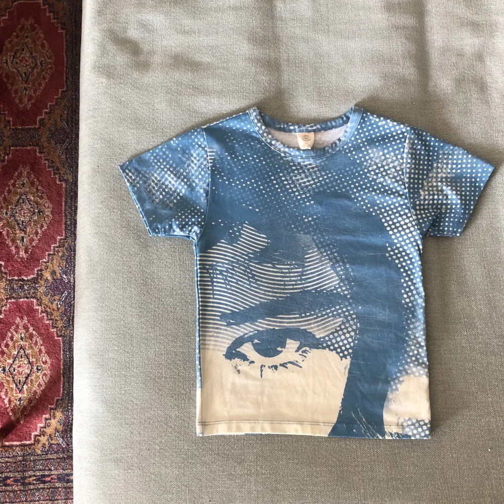 Grafisk babytee/ T-shirt från Urban Outfitters med tryck. Kan rucka på priset. . T-shirts.