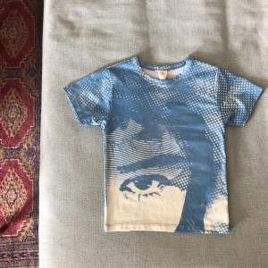 Grafisk babytee/ T-shirt från Urban Outfitters med tryck. Kan rucka på priset. 