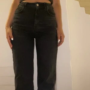 Jeans - Högmidajde raka jeans från Zara i storlek 36💚 Dock har jag sytt in jeansen i midjan så skulle uppskatta storleken som en 34/xs🌸