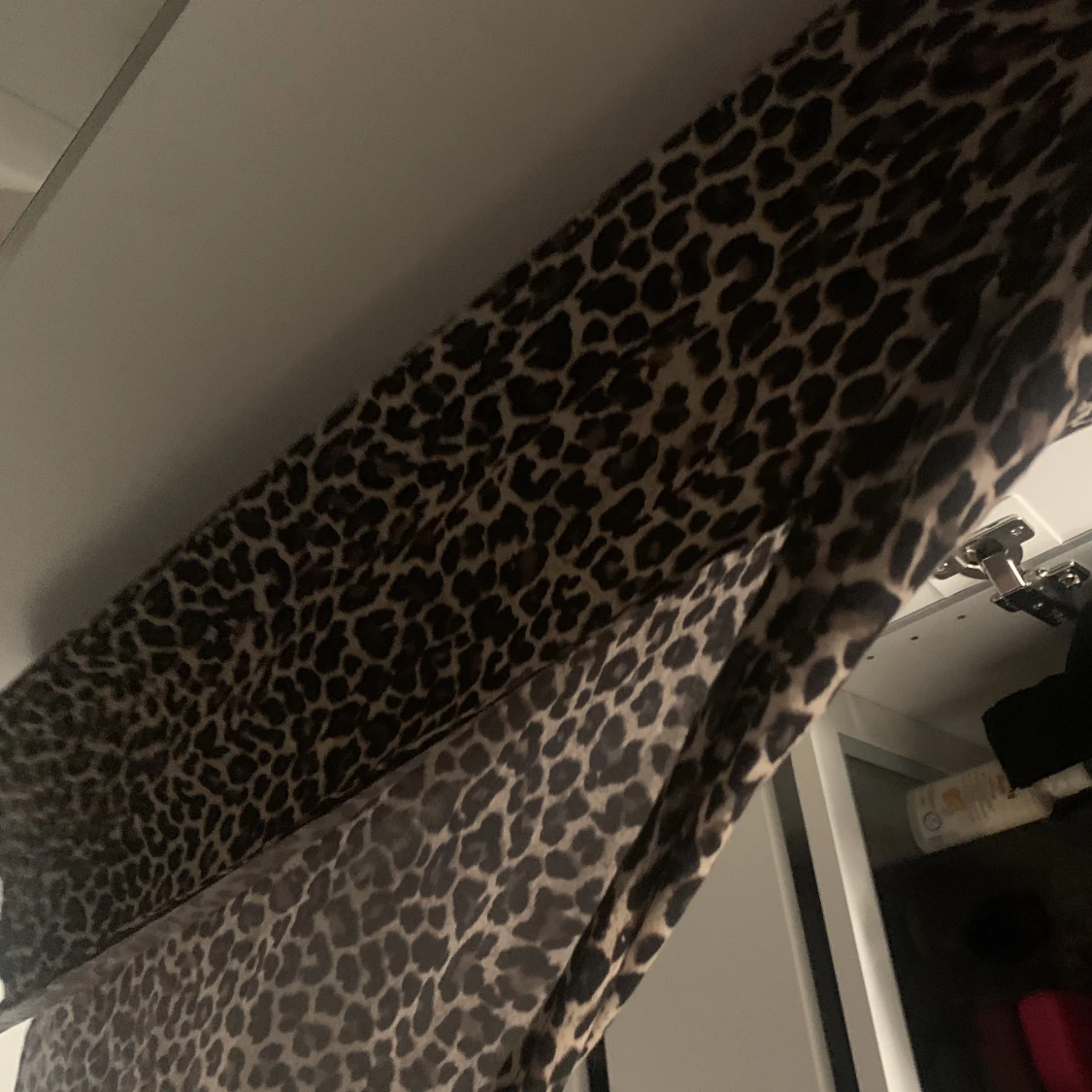 Leopard klänning med slits från bikbok  - 91