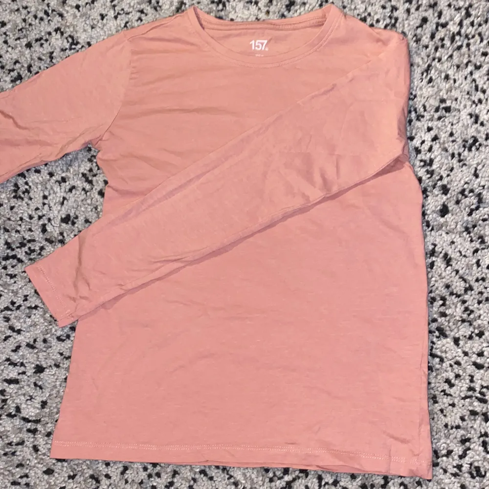 Säljer denna rosa tröja från 157 som endast använts en gång. Nyskick. Strl 160 cl vilket sitter som en s. Köptes för 60kr och säljer nu för 19 då det tillkommer frakt😊🌸. Toppar.