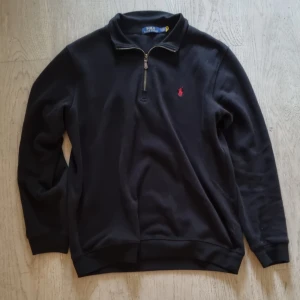 Ralph lauren half zip  - Snygg svart ralph lauren half zip stockholmsstil. Ganska ny, 10/10 skick. 