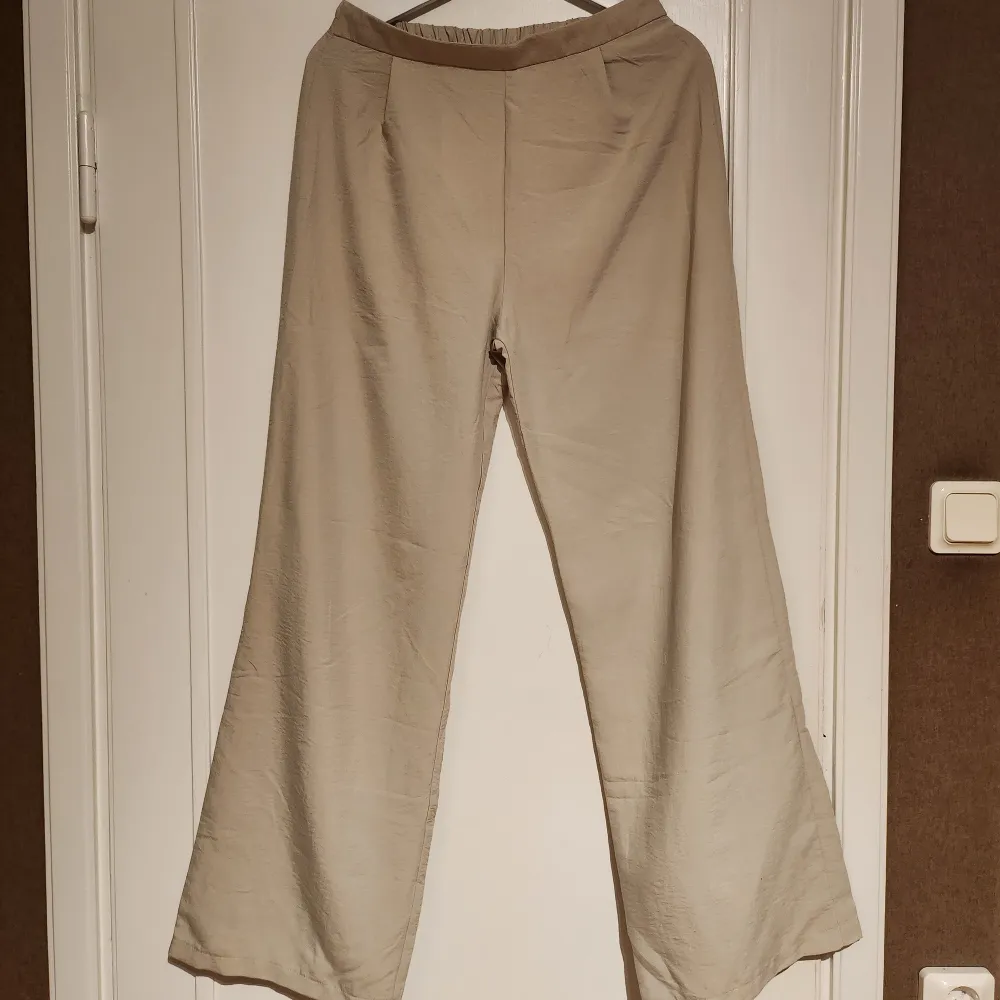 Relaxed Flow Pants från Chiquelle i färgen Cold Beige. Storlek S. Lappar kvar aldrig använda. Nypris 399 kr. . Jeans & Byxor.