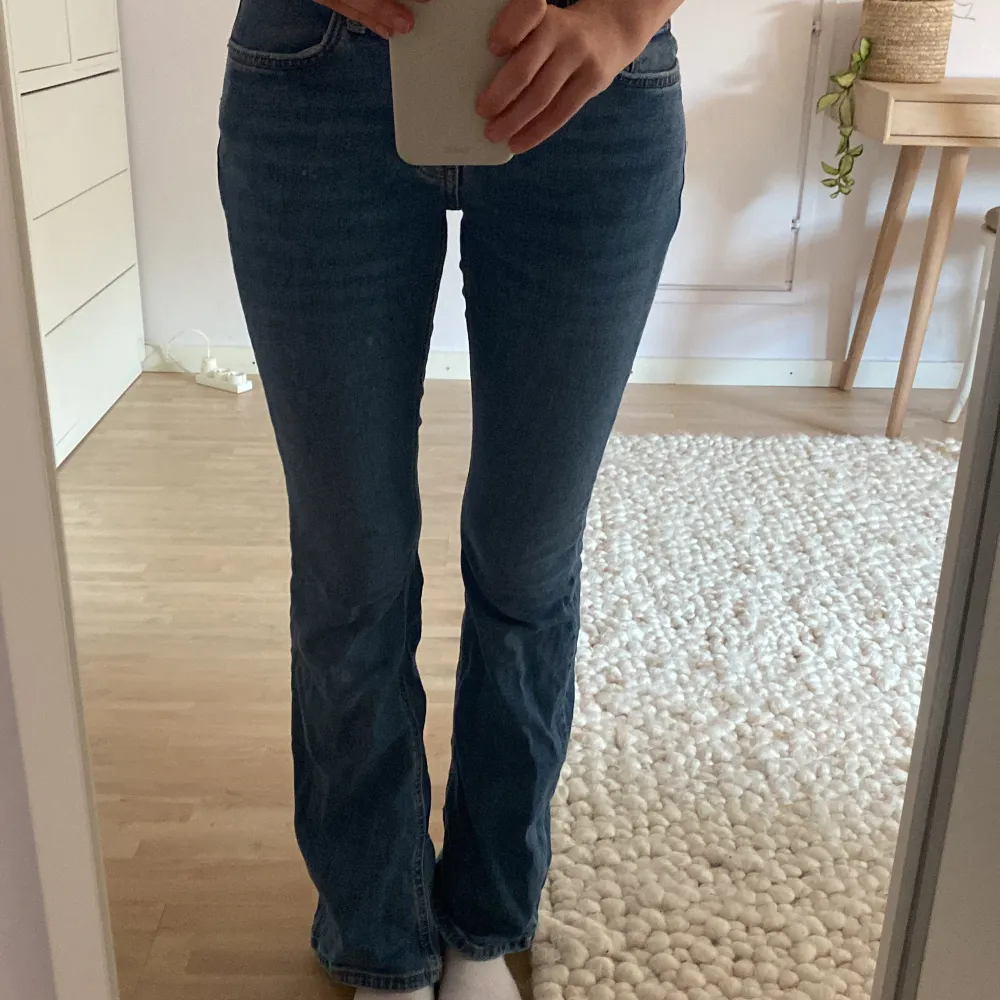 Low waist bootcut jeans som jag nästan aldrig har använt. Jeans & Byxor.