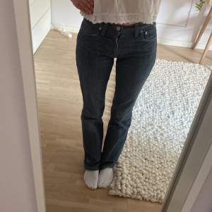 Vintage Levi’s jeans som är åt bootcut hållet. De är mid waist, färgen är brå, men lite gråaktig. 