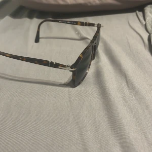 Persol glasögon - Bra skick nästan oanvända   Jätte fina glasögon rekommenderar starkt nu under somaren   Skick 9/10  