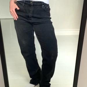 svarta jeans (långa) - Super bekväma och snygga svarta jeans. Dem är högmidjade och passar runt stl. 38. Köpta secondhand, är i bra skick lite ljusare slitningar (se bilder). Midjemått: 37 cm Längd (hela): 110 cm