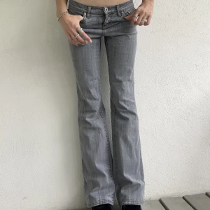 Lågmidjade grå bootcut jeans - Såå snygga grå, lågmidjade bootcut jeans! Jättefin passform med långa ben (jag är 179 som referens) men passar nog 170+ skulle jag säga! Man kan självklart sy upp dem med, och hör av dig om frågor om mått mm❤️❤️