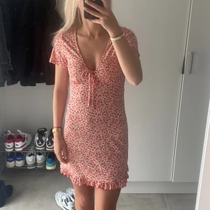 Klänning  - Sommarklänning från pull&bear i storlek S. Använd 1 gång☀️