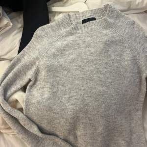 Säljer denna super fina gråa stickade tröjan ifrån Pices❤️