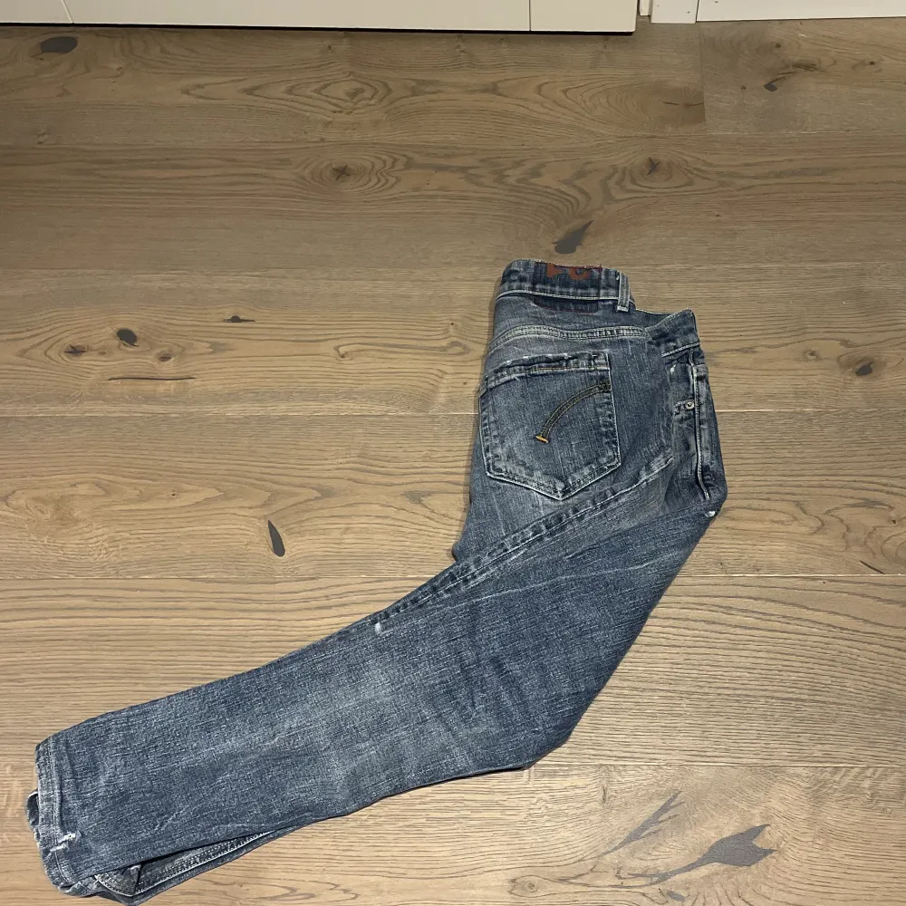 Tja säljer mina tvär feta jeans från dondup, modellen är George Slim/skinny fit. Nypris 3400kr säljer nu för 800kr hör av er om ni undrar nåt annat . Jeans & Byxor.