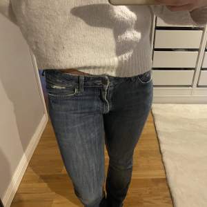 Säljer nu dessa balla Acne jeans. Storlek 29/32, skulle säga att de sitter som 34-36. De finns defekter, men tror också sjölva modellen sedan innan ska vara så.