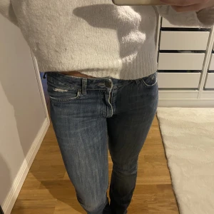Acne jeans - Säljer nu dessa balla Acne jeans. Storlek 29/32, skulle säga att de sitter som 34-36. De finns defekter, men tror också sjölva modellen sedan innan ska vara så.