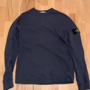 Stone Island sweater - Mörkblå stone island sweater storlek M, säljs pga minskad användning. Bra skick, inga skador eller liknande, även patch i bra skick. allt äkta, autentiserad med certilogo. 1700-2000kr ordinariepris.