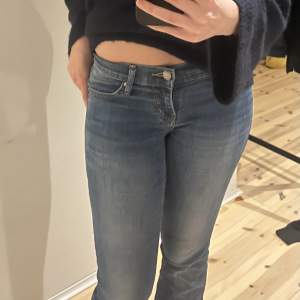 Hejj! Säljer nu mina utsvängda, lågmidjade Levis jeans då de inte kommer till användning för de är en aning korta. Har sprättat upp där nere och är 166. Köparen står för frakten💗 bara att komma privat vid frågor