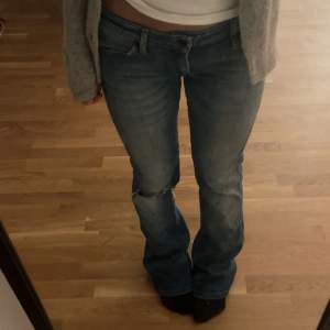 Intressekoll på dessa skit snygga jeans från Wrangler, som tyvärr är lite stora och för långa på mig. De är lågamidjade, bootcut med ett håll på knät, super skicka, de har dock små slitningar längst ner som knappt syns. Skriv privat för fler bilder💓 