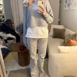 Leopardjeans - Jeans med coolt mönster😍