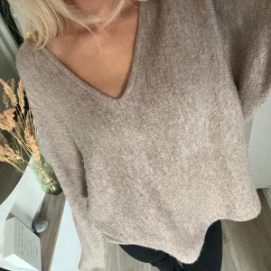 stickad tröja  - Storlek L men passar mig som vanligtvis har S🤍