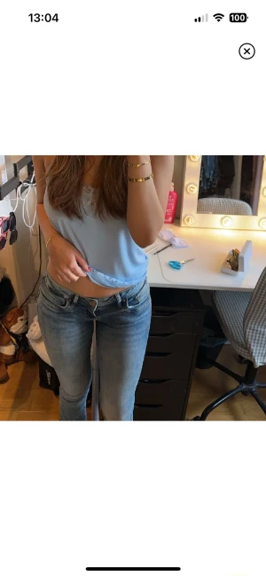 Lågmidjade Jeans - Säljer dessa snygga lågmidjade jeans med bootcut från LTB i modellen valerie💕Bilderna är lånade från den förra ägaren och jag säljer dem då de var för långa på mig som är 160🫶